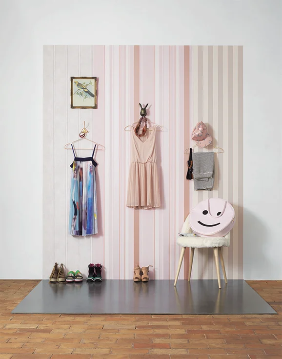 Photo of the fabric Williamsburg Rayure Wallpaper 2846 91 08 in situ by Casadeco. Use for Wall Covering. Style of Stripe