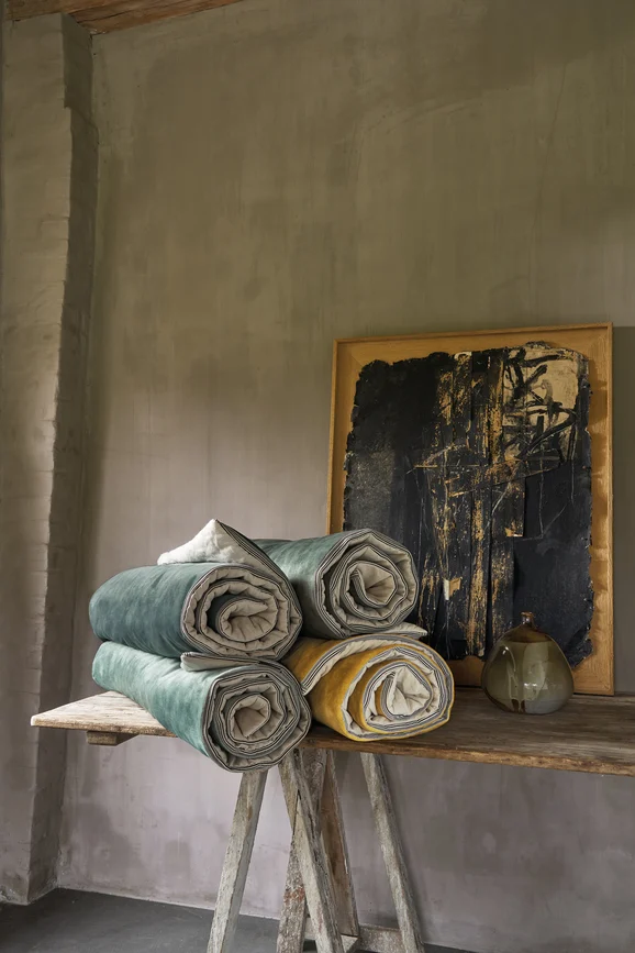 Photo of the fabric Manade Sofa Cover 90X195 195 01 01 in situ by Casamance. Use for Throw