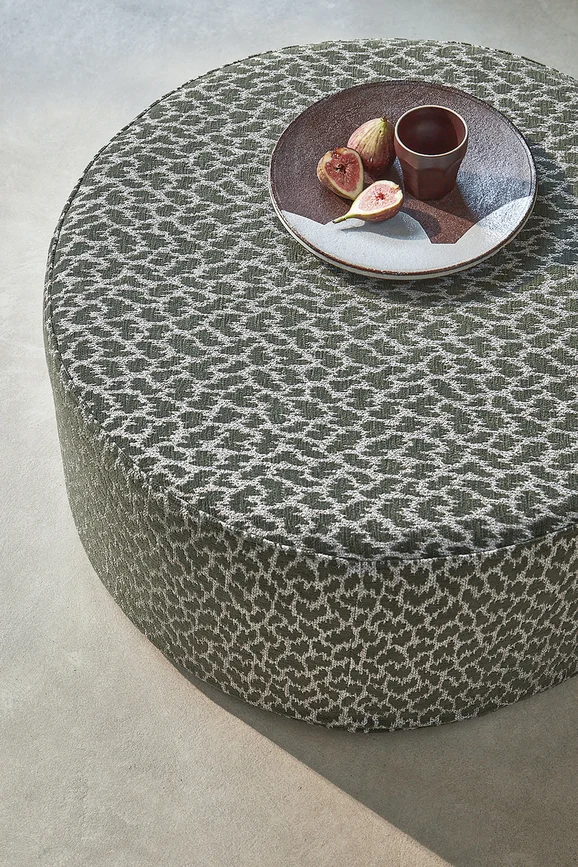 Photo of the fabric Zetta V3572 03 in situ by Villa Nova. Use for Upholstery, Accessory. Style of Animals And Birds, Chenille