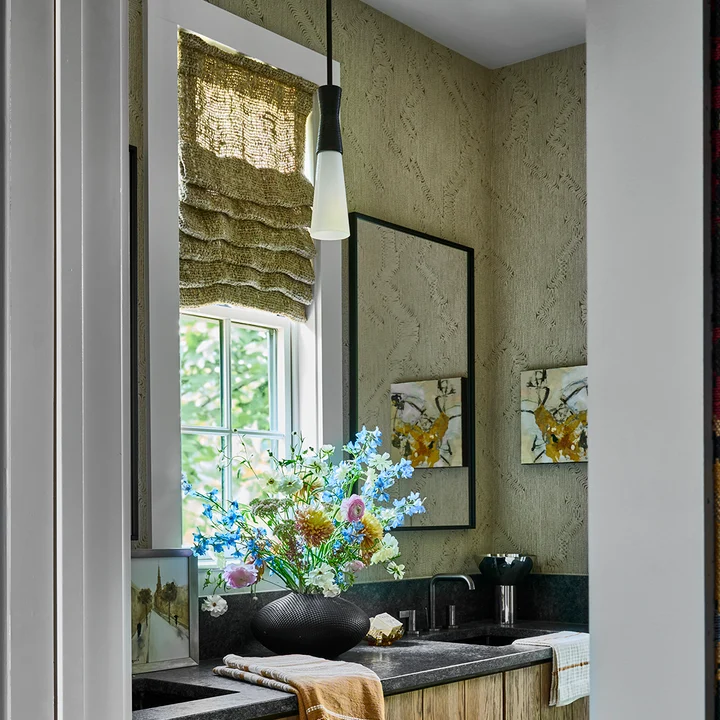 Roman blind in Handloom colour Linen by Mokum | Photograph by Marc Mauldin