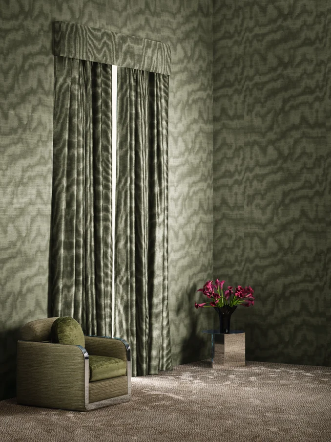 MOIRÉ | Curtain in Jacopo II, wallcovering in Caracatere by Zinc Textile
